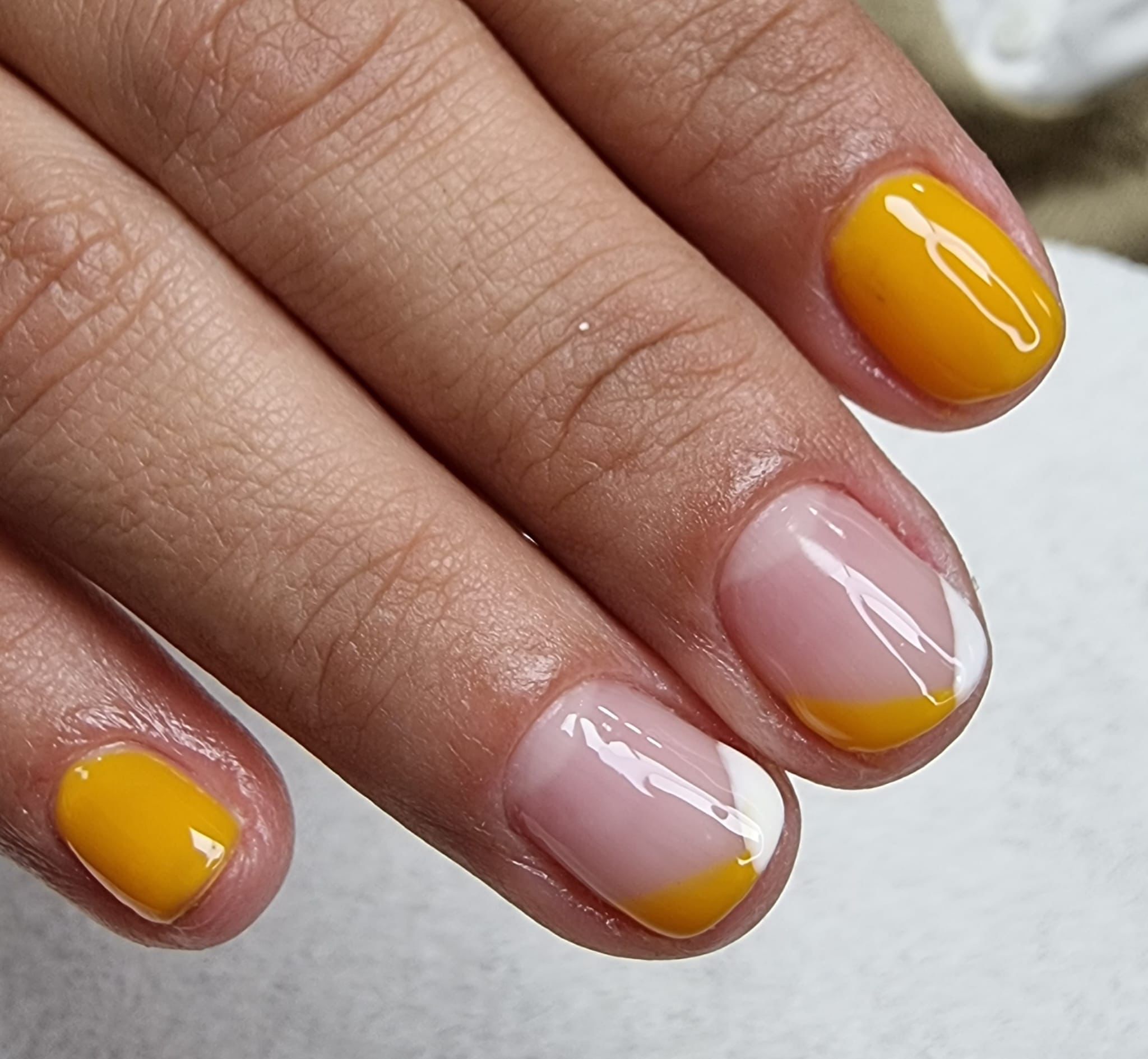 uñas de color amarillo y trasparente 